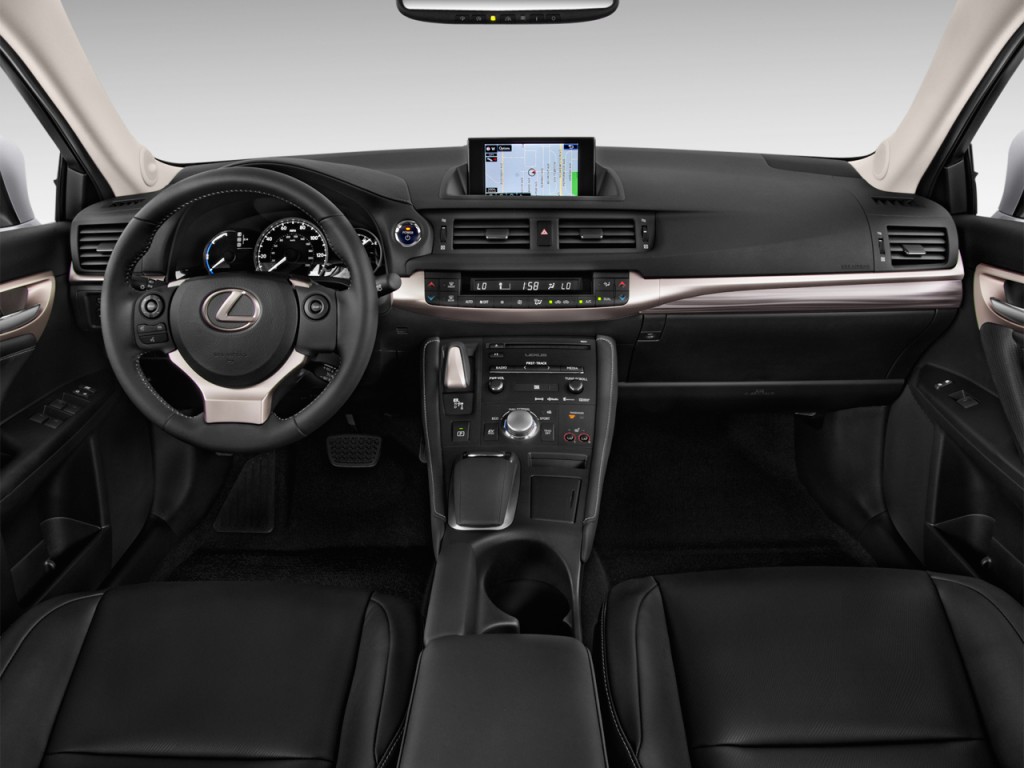 Lexus ct200h салон